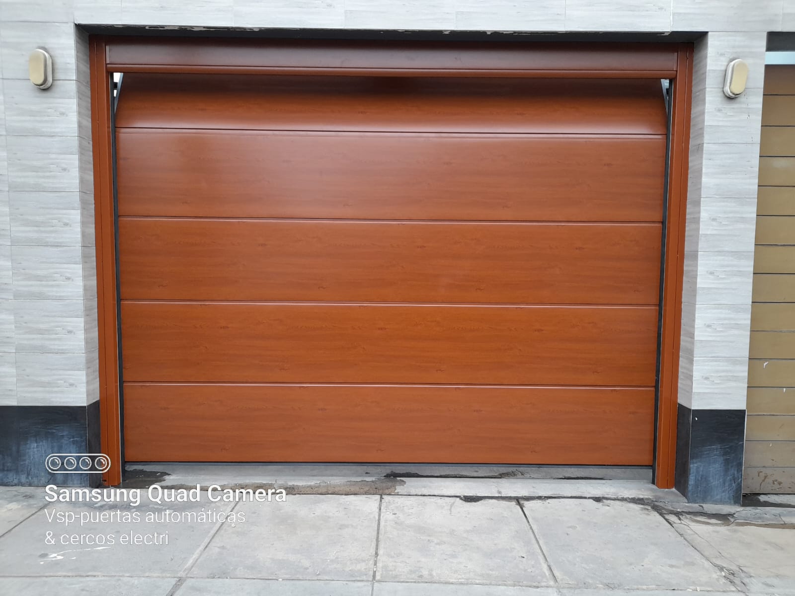 Puerta de garaje seccional color madera